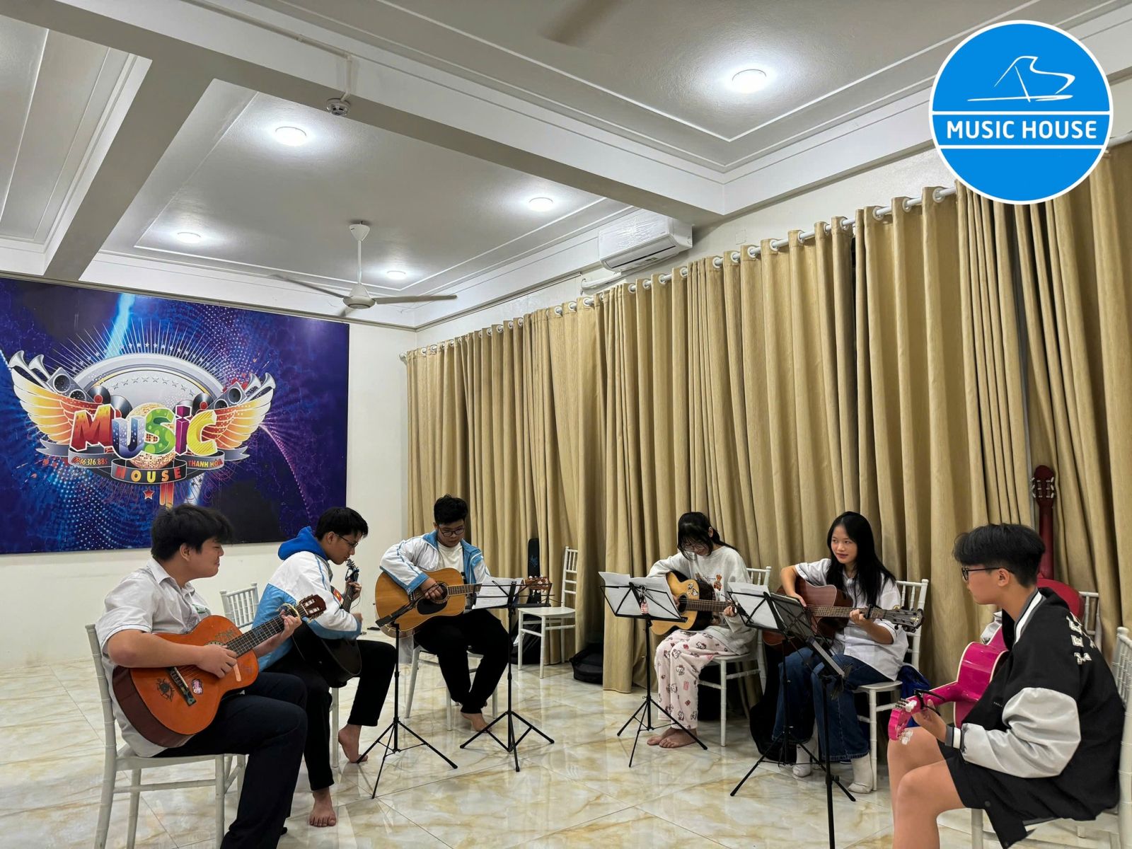 Khóa học Guitar - Sơ cấp (Đệm hát) - Lớp 7-8 học viên